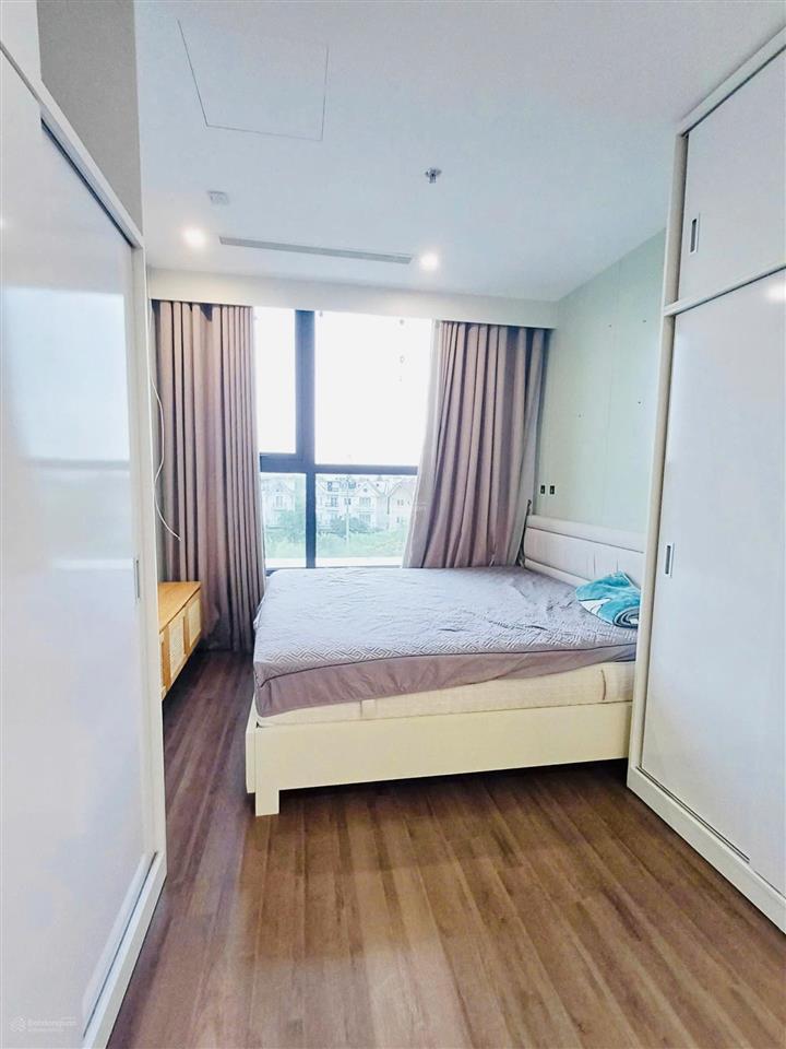 Bán siêu phẩm đập thông 130m2 hoàn thiện, tầng đẹp view bể bơi full nội thất vinhomes symphony