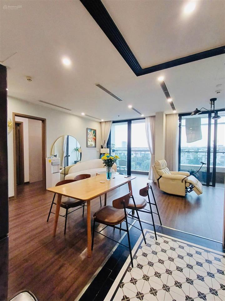 Bán siêu phẩm đập thông 130m2 hoàn thiện, tầng đẹp view bể bơi full nội thất vinhomes symphony