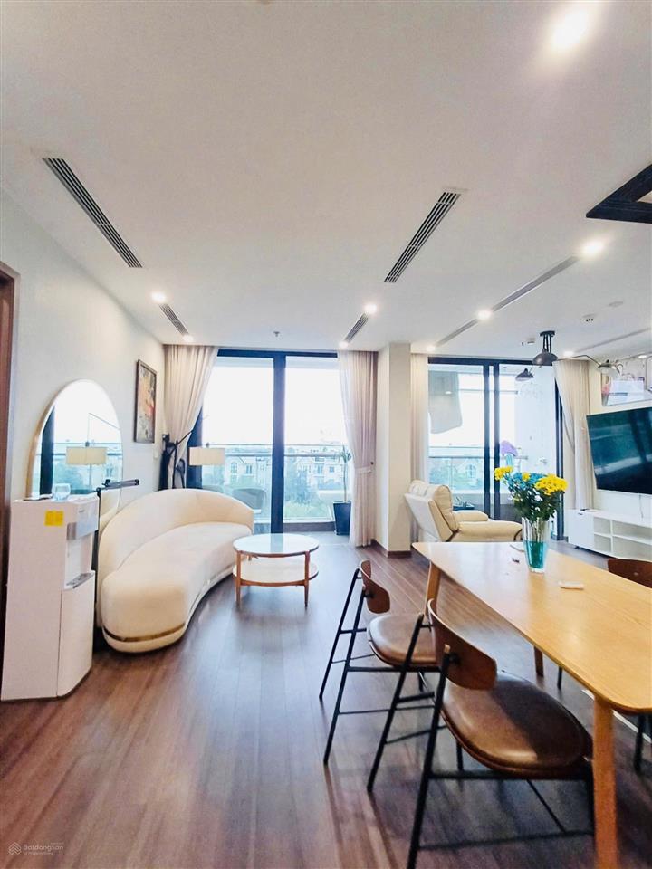 Bán siêu phẩm đập thông 130m2 hoàn thiện, tầng đẹp view bể bơi full nội thất vinhomes symphony