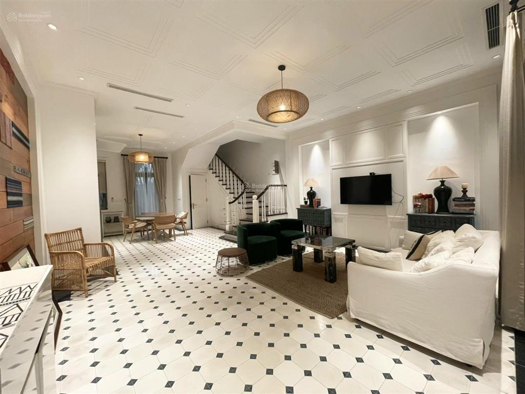 Cho thuê song lập tulip 120m2 bên hồ vinhomes the harmony, vị trí đẹp, hoàn thiện thang máy