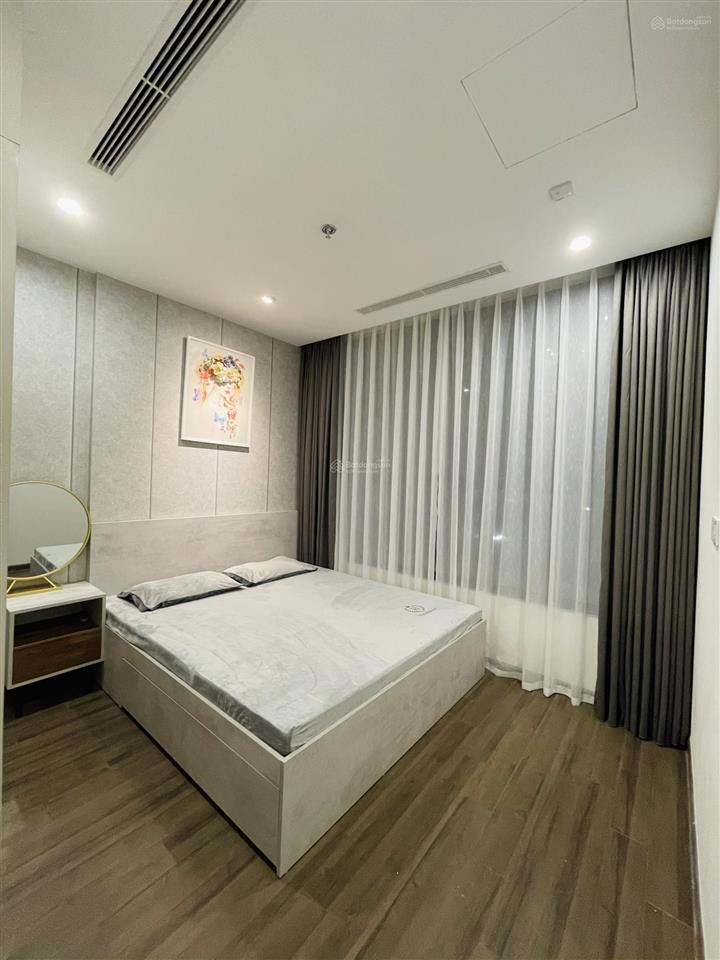 Bán căn 2 ngủ 1 wc, ban công hướng đông nam tòa vinhomes symphony