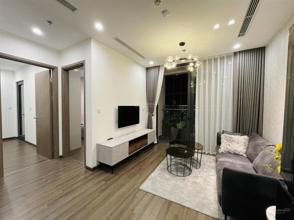 Bán căn 2 ngủ 1 wc, ban công hướng đông nam tòa vinhomes symphony