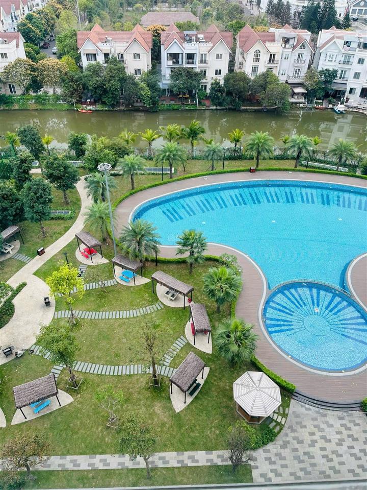 Cho thuê siêu phẩm căn góc 2 ngủ 2 vệ sinh nội thất chủ đầu tư, view thoáng mát vinhomes symphony