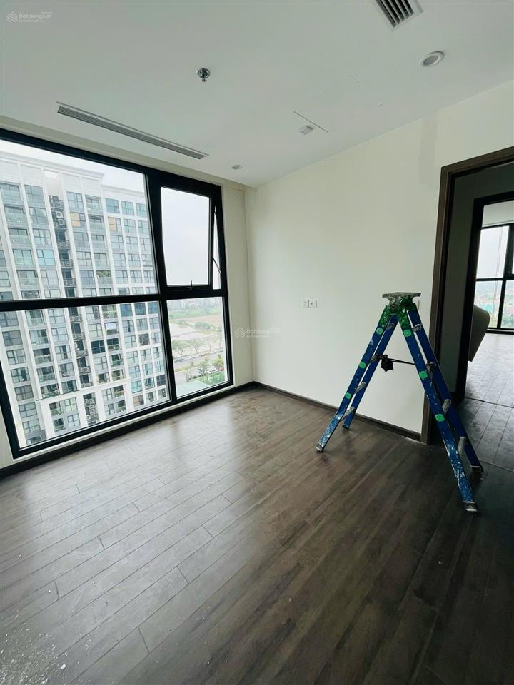 Cho thuê siêu phẩm căn góc 2 ngủ 2 vệ sinh nội thất chủ đầu tư, view thoáng mát vinhomes symphony