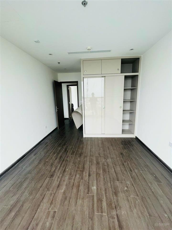 Cho thuê siêu phẩm căn góc 2 ngủ 2 vệ sinh nội thất chủ đầu tư, view thoáng mát vinhomes symphony