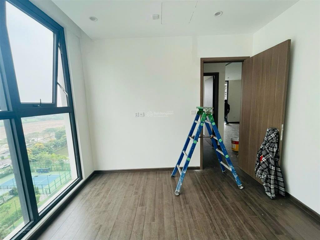 Cho thuê siêu phẩm căn góc 2 ngủ 2 vệ sinh nội thất chủ đầu tư, view thoáng mát vinhomes symphony