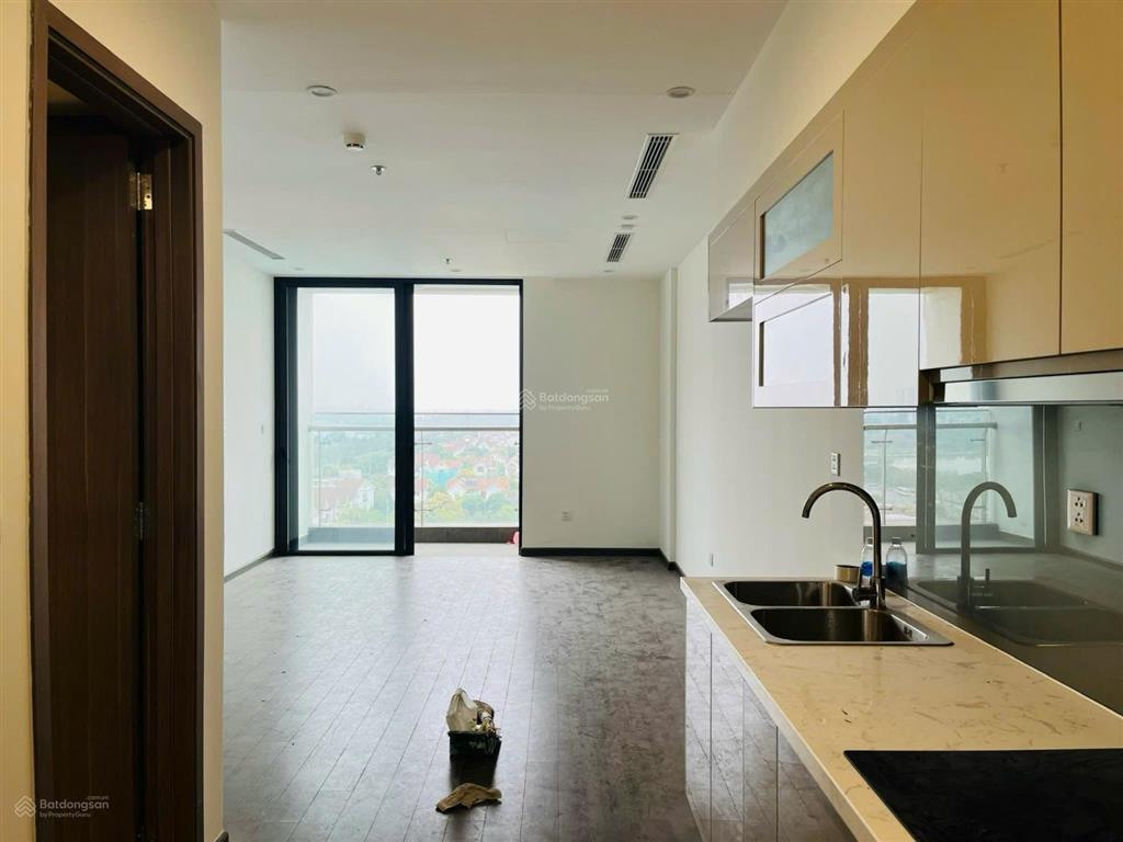 Cho thuê siêu phẩm căn góc 2 ngủ 2 vệ sinh nội thất chủ đầu tư, view thoáng mát vinhomes symphony