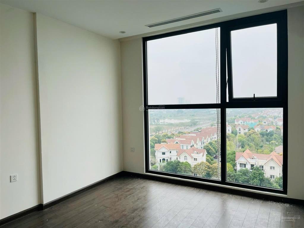 Cho thuê siêu phẩm căn góc 2 ngủ 2 vệ sinh nội thất chủ đầu tư, view thoáng mát vinhomes symphony