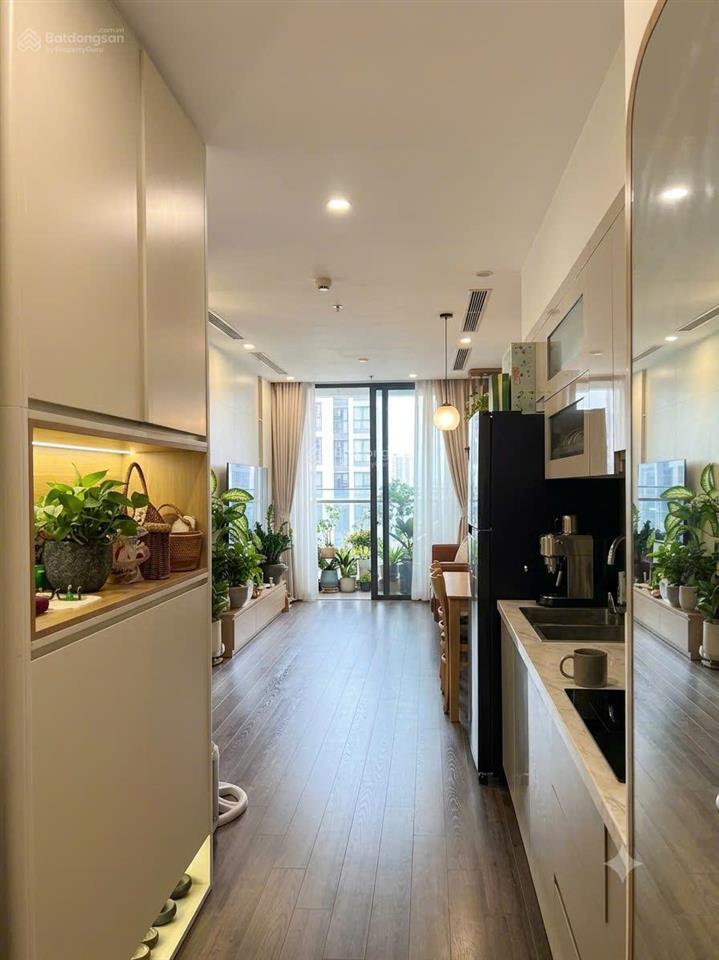 Bán cắt lỗ căn góc 2 ngủ 2 vệ sinh 68m2 full nội thất, view nội khu vinhomes symphony