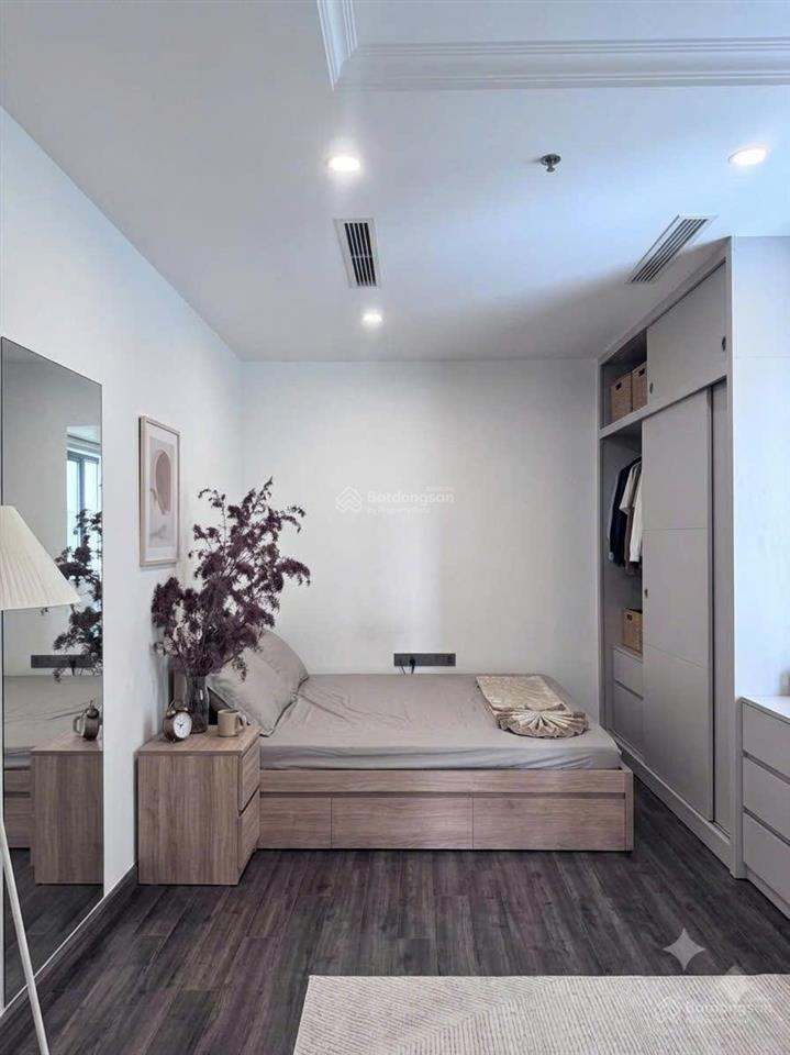 Bán cắt lỗ căn góc 2 ngủ 2 vệ sinh 68m2 full nội thất, view nội khu vinhomes symphony