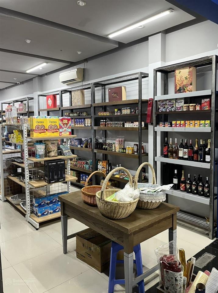 Bán nhà mặt phố núi trúc  4 tầng  136 m2  giá 64.5 tỷ (có thương lượng), nhà 2 mặt thoáng
