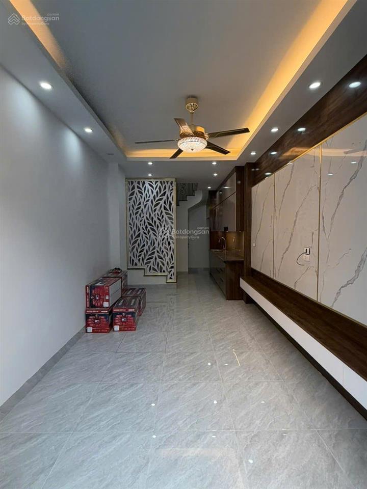 Nhà xây mới 5 tầng, diện tích 32m2, tổng 3 phòng ngủ, 4wc, có khu thờ riêng và sân phơi thoáng