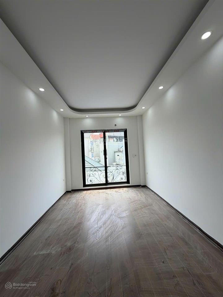 Nhà xây mới 5 tầng, diện tích 32m2, tổng 3 phòng ngủ, 4wc, có khu thờ riêng và sân phơi thoáng