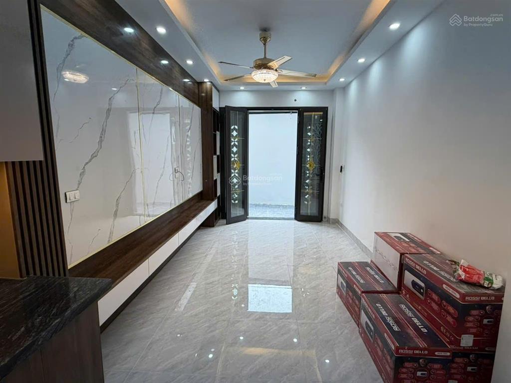 Nhà xây mới 5 tầng, diện tích 32m2, tổng 3 phòng ngủ, 4wc, có khu thờ riêng và sân phơi thoáng