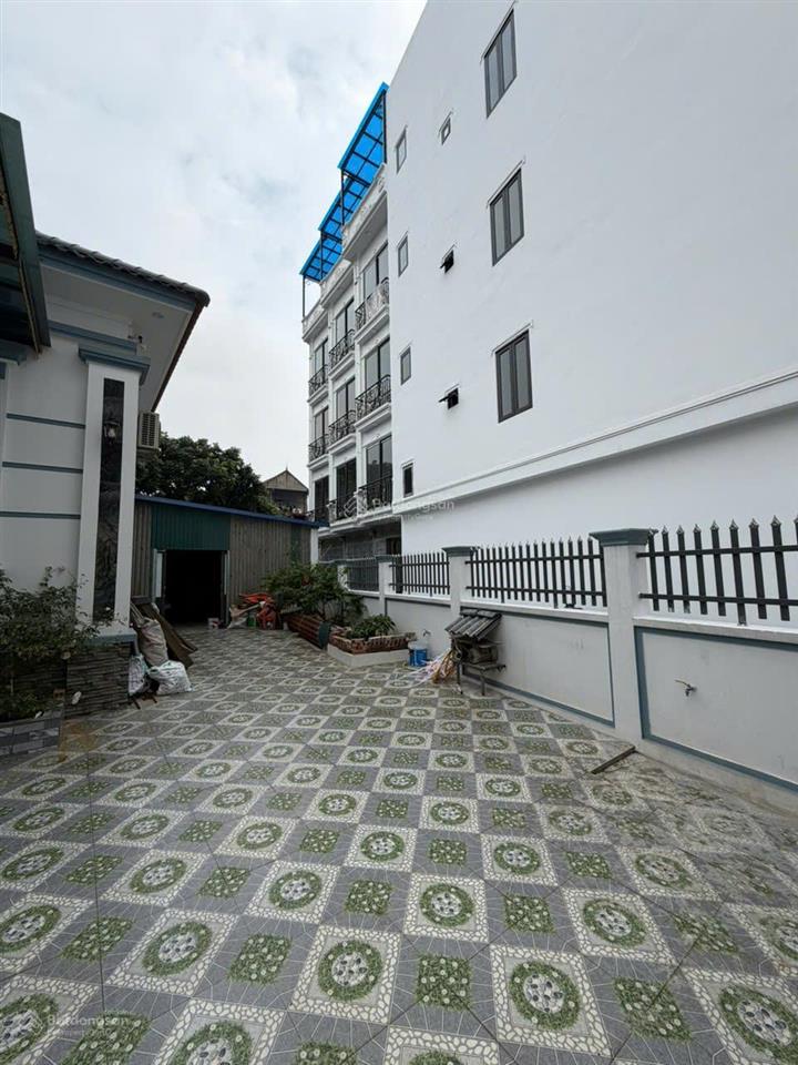 Nhà xây mới 5 tầng, diện tích 32m2, tổng 3 phòng ngủ, 4wc, có khu thờ riêng và sân phơi thoáng