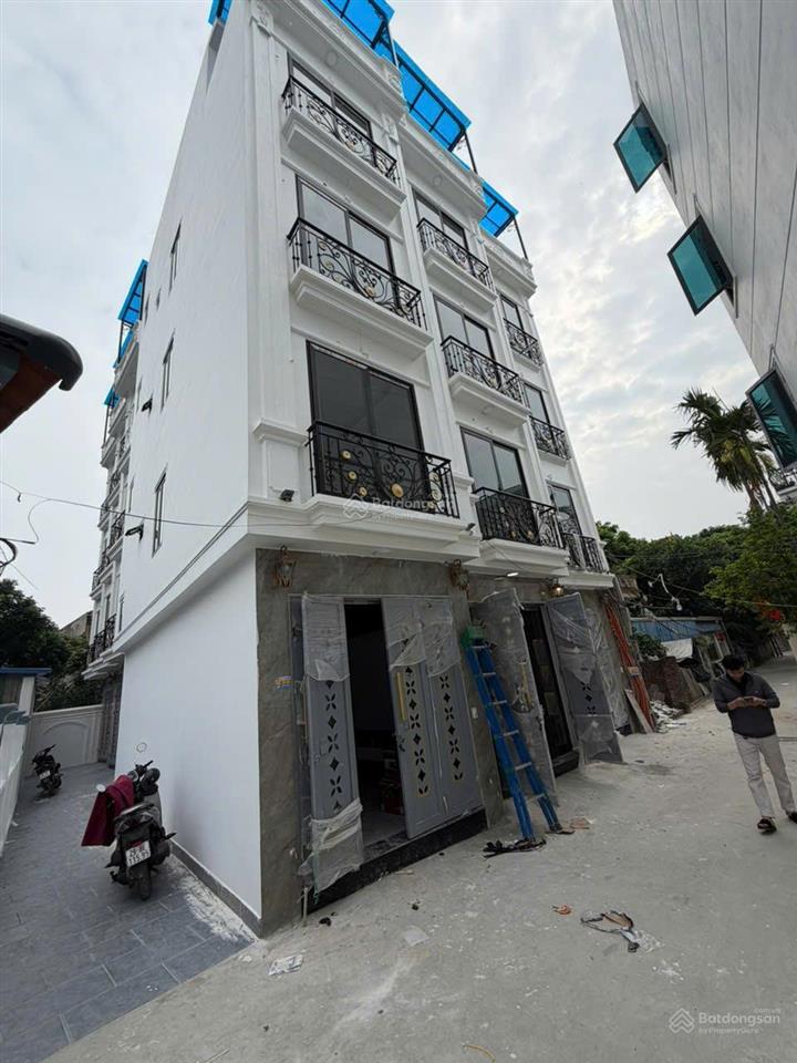 Nhà xây mới 5 tầng, diện tích 32m2, tổng 3 phòng ngủ, 4wc, có khu thờ riêng và sân phơi thoáng