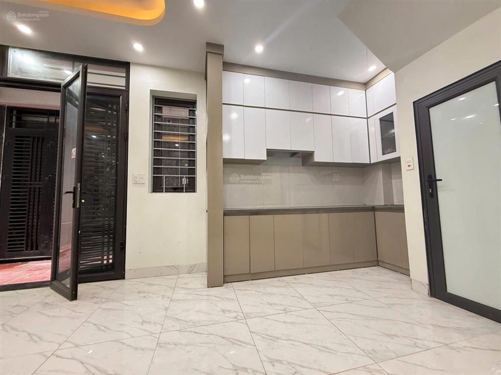 Bán nhà 5 tầng ô tô vào gần cửa, ngay chợ tổ 5 yên nghĩa