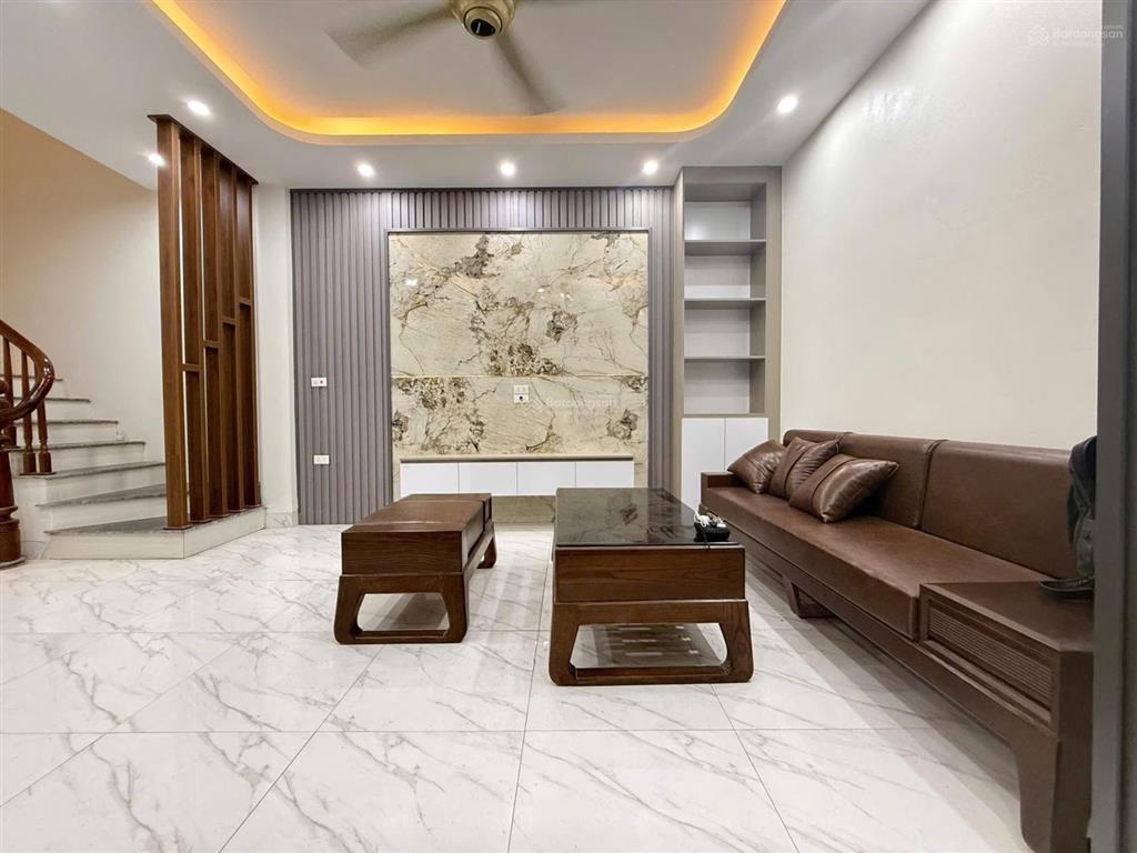 Bán nhà 5 tầng ô tô vào gần cửa, ngay chợ tổ 5 yên nghĩa