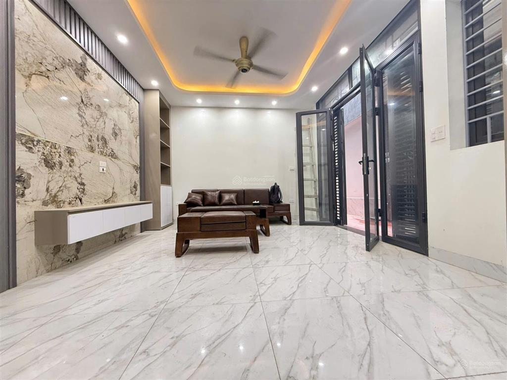 Bán nhà 5 tầng ô tô vào gần cửa, ngay chợ tổ 5 yên nghĩa