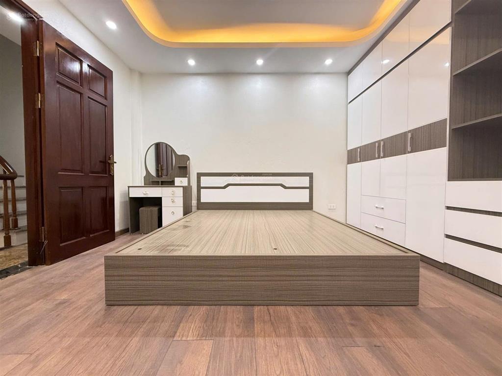Bán nhà 5 tầng ô tô vào gần cửa, ngay chợ tổ 5 yên nghĩa