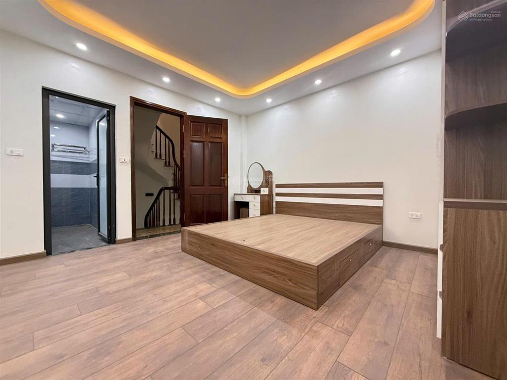 Bán nhà 5 tầng ô tô vào gần cửa, ngay chợ tổ 5 yên nghĩa
