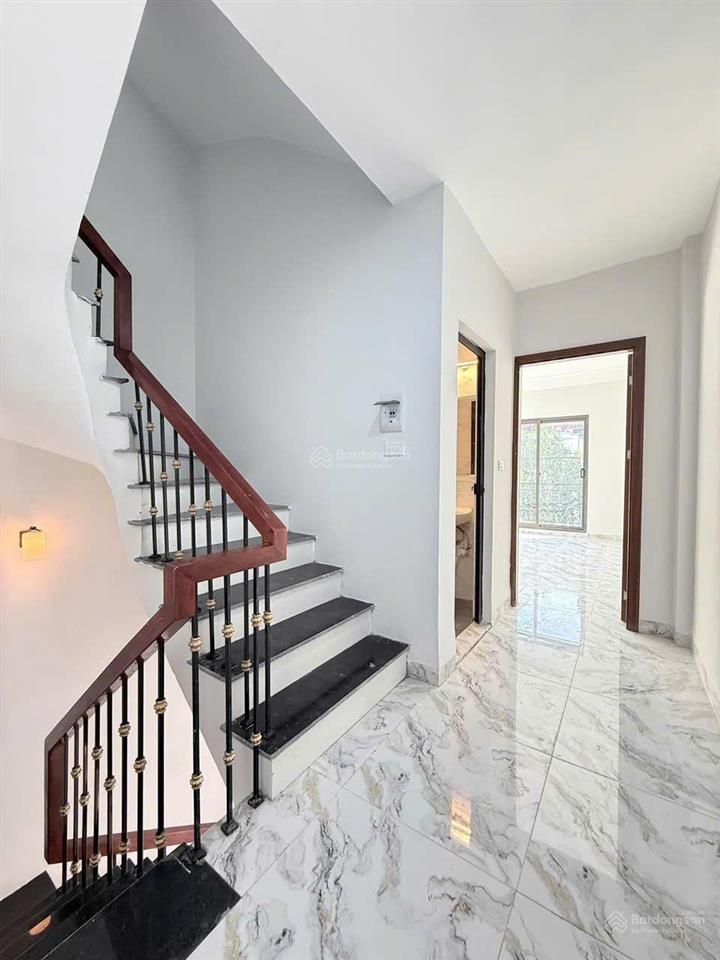 Nhà mặt ngõ, ôtô vào tận nơi tại phụng châu  diện tích 40 m, xây dựng 4 tầng có sân cổng riêng