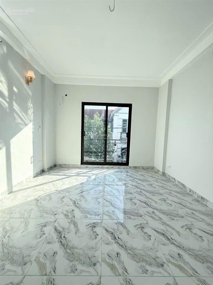 Nhà mặt ngõ, ôtô vào tận nơi tại phụng châu  diện tích 40 m, xây dựng 4 tầng có sân cổng riêng