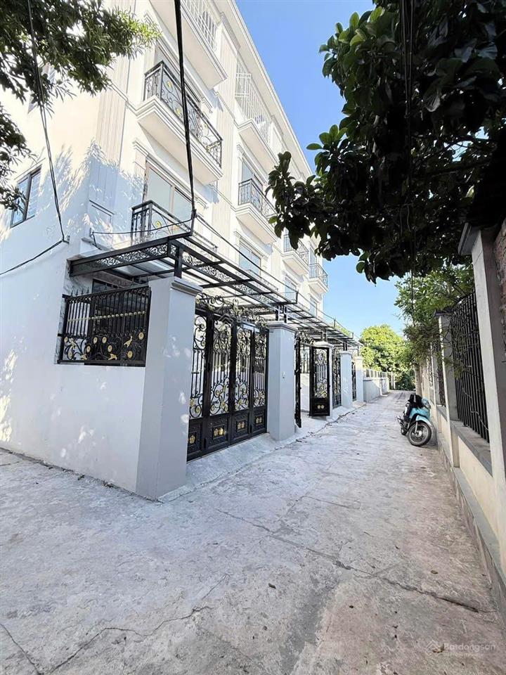 Nhà mặt ngõ, ôtô vào tận nơi tại phụng châu  diện tích 40 m, xây dựng 4 tầng có sân cổng riêng