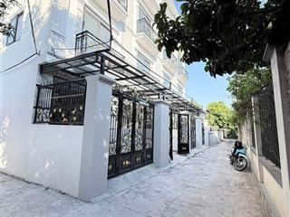 Nhà mặt ngõ, ôtô vào tận nơi tại phụng châu  diện tích 40 m, xây dựng 4 tầng có sân cổng riêng