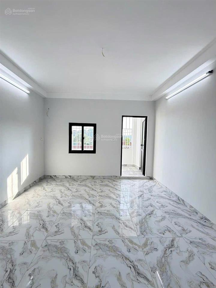 Nhà mặt ngõ, ôtô vào tận nơi tại phụng châu  diện tích 40 m, xây dựng 4 tầng có sân cổng riêng