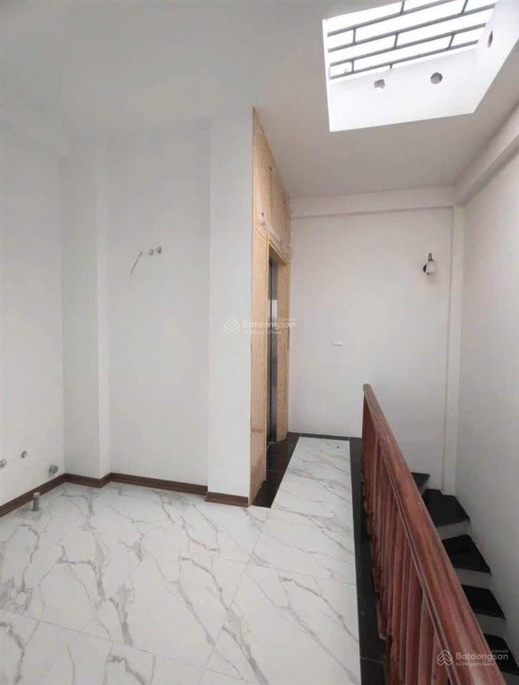 Bán cổ bản, 5,5 tỷ, 40m2, 3pn, 4wc, pháp lý đầy đủ, mặt tiền rộng, lô góc thang máy, ô tô vào cửa.