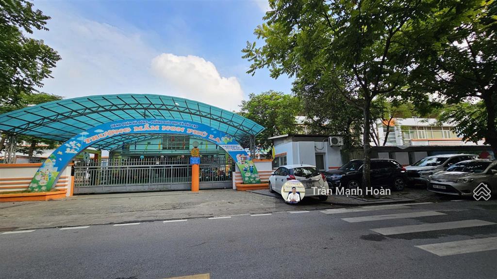 Tôi cần bán gấp nhà 5t thang máy văn la, phú la ngay chợ văn la và cột đồng hồ vp, ôtô tránh. 16tỷ8