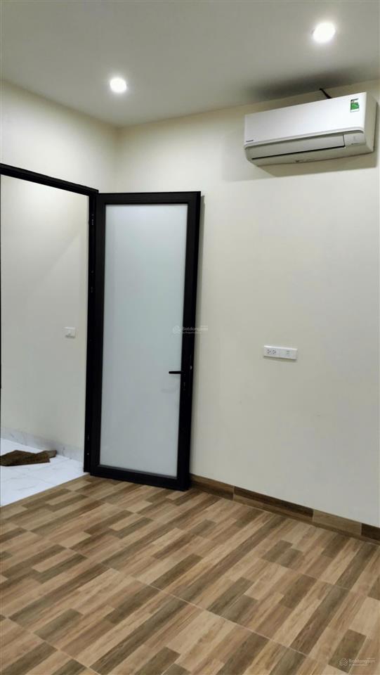 Cho thuê mặt bằng đã hoàn thiện đẹp, sẵn điều hòa, thang máy, giá 6tr/tháng