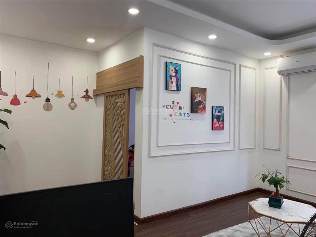 Cho thuê sàn thương mại 85m mặt trục chính cổng số 3 khu c geleximco giá 8tr