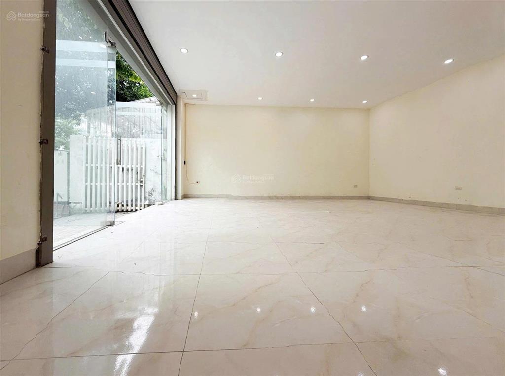 Cho thuê mặt bằng góc 50m2, mặt đường lớn 20,5m, hoàn thiện đẹp, giá siêu rẻ chỉ 7.5tr/tháng