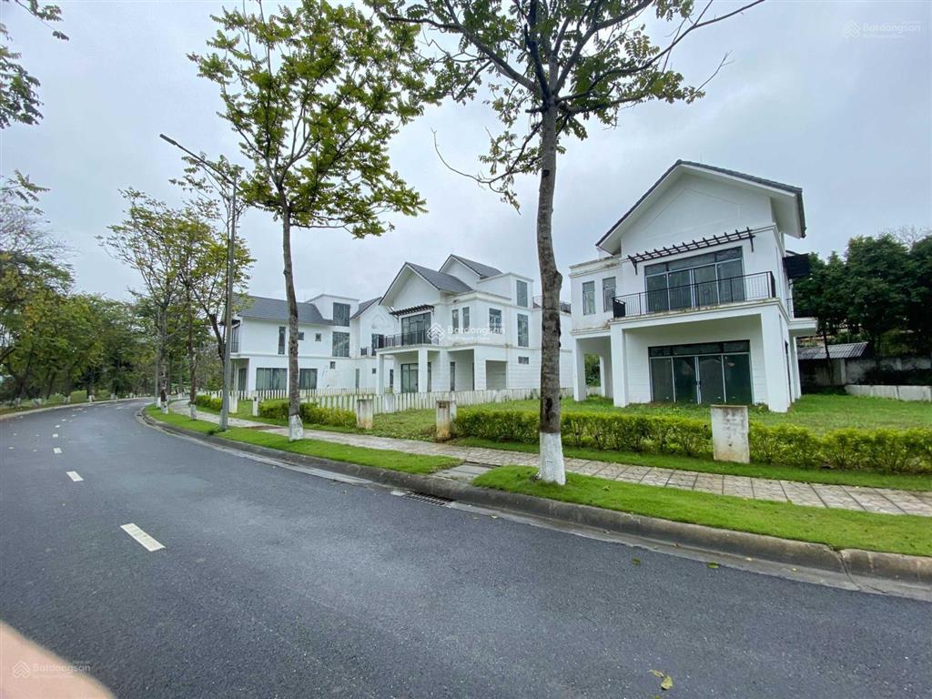 Cần bán căn bt mặt suối xanh villlas 550m2, mặt tiền 22m, vị trí đẹp nhất xanh villas. giá đầu tư.