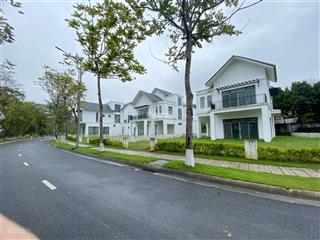 Cần bán căn bt mặt suối xanh villlas 550m2, mặt tiền 22m, vị trí đẹp nhất xanh villas. giá đầu tư.