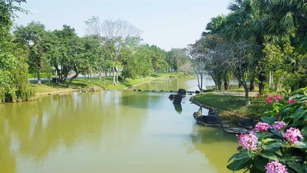 Cần bán căn bt mặt suối xanh villlas 550m2, mặt tiền 22m, vị trí đẹp nhất xanh villas. giá đầu tư.