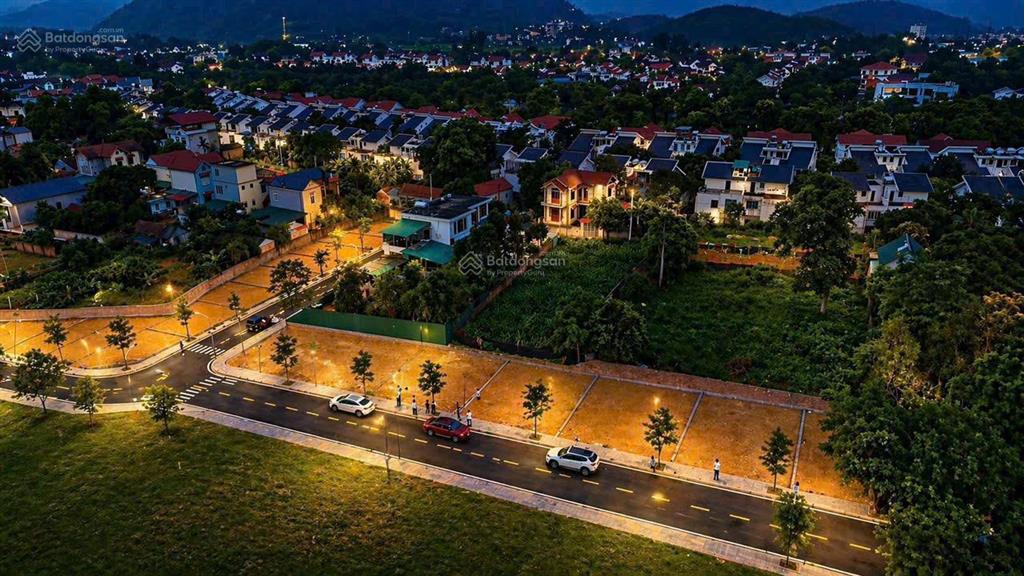 Bán đất 150m2 đối diện cổng đhqg gần đại lộ thăng long điểm chở metro 5 chỉ 3xtr/m2
