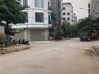 Cho thuê nhà 7 tầng, thang máy. nhà xây mới, đầy đủ điều hòa, nóng lạnh.