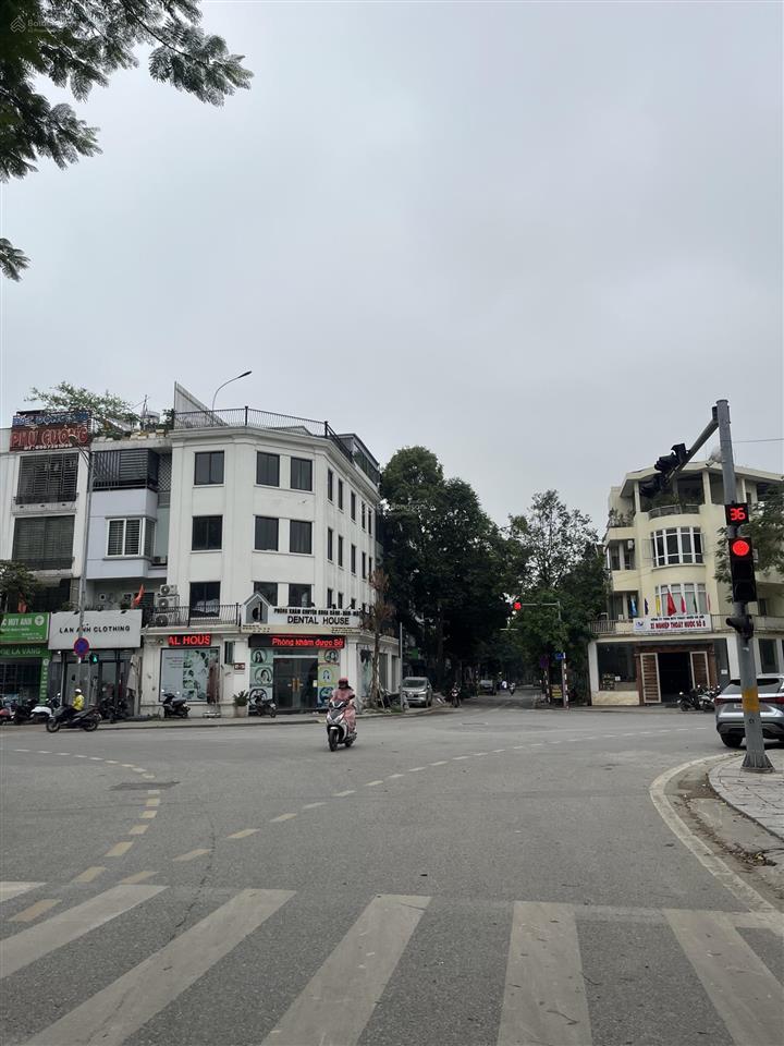 Cho thuê căn góc dt 150m2 x 5 tầng, ngã tư vị trí đắc địa cạnh tháp đồng hồ la casta