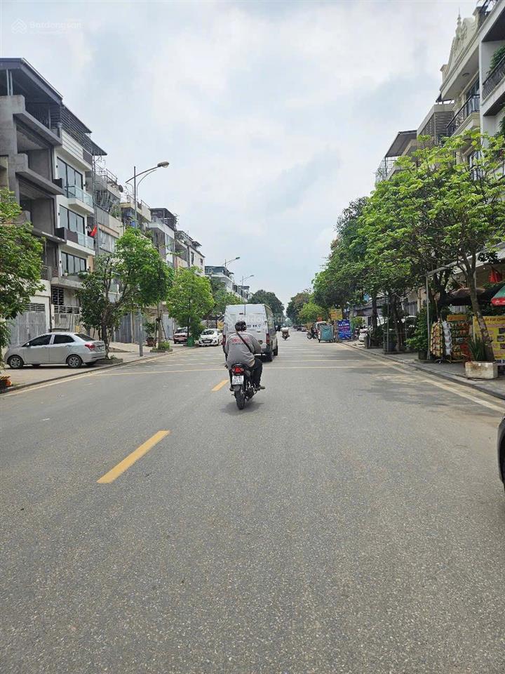 Chính chủ tt2 đtm văn phú, hà đông, nhà thô vị trí đẹp k lỗi gì giá hơn 20 tỷ. mặt đường 24m đẹp.