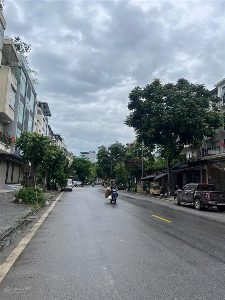Chính chủ tt2 đtm văn phú, hà đông, nhà thô vị trí đẹp k lỗi gì giá hơn 20 tỷ. mặt đường 24m đẹp.