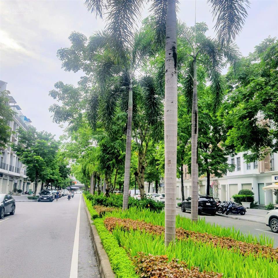 Bán gấp căn sát góc, 500m2 sàn, đường đôi 30m + 10m. diện tích 120m2*5 tầng, vị trí trung tâm kđt