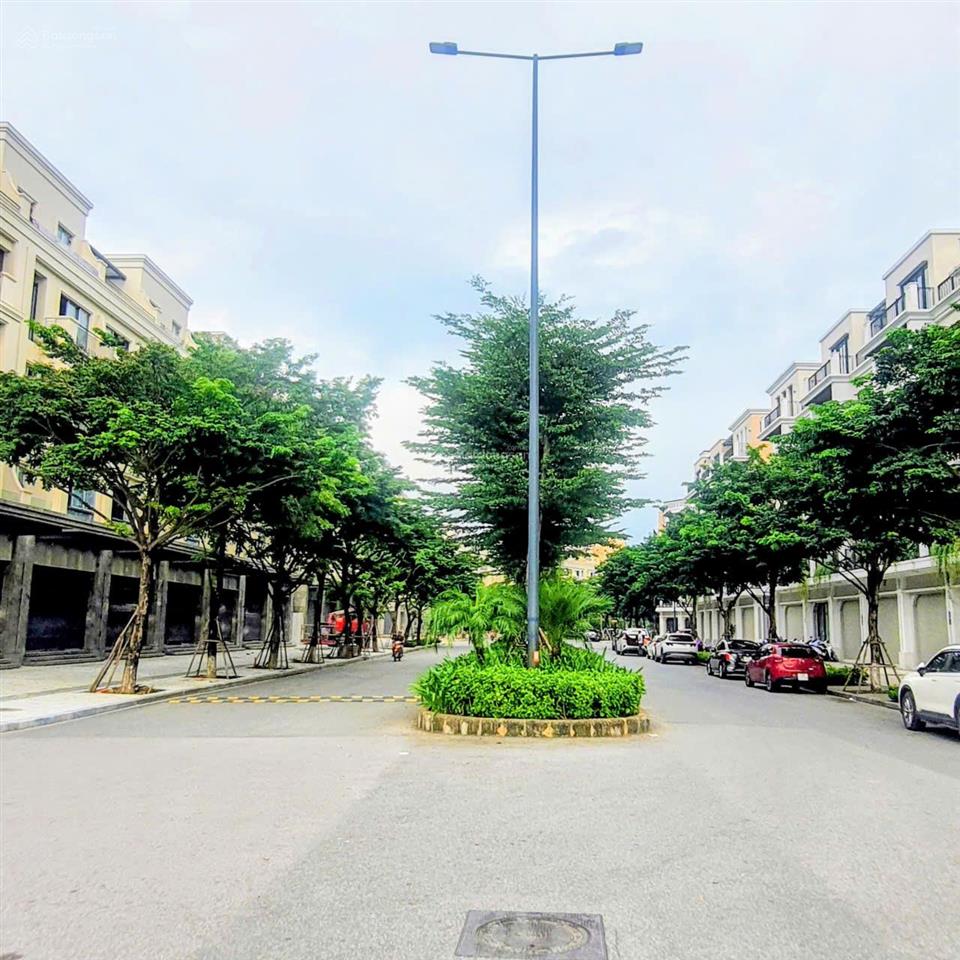 Bán gấp căn sát góc, 500m2 sàn, đường đôi 30m + 10m. diện tích 120m2*5 tầng, vị trí trung tâm kđt