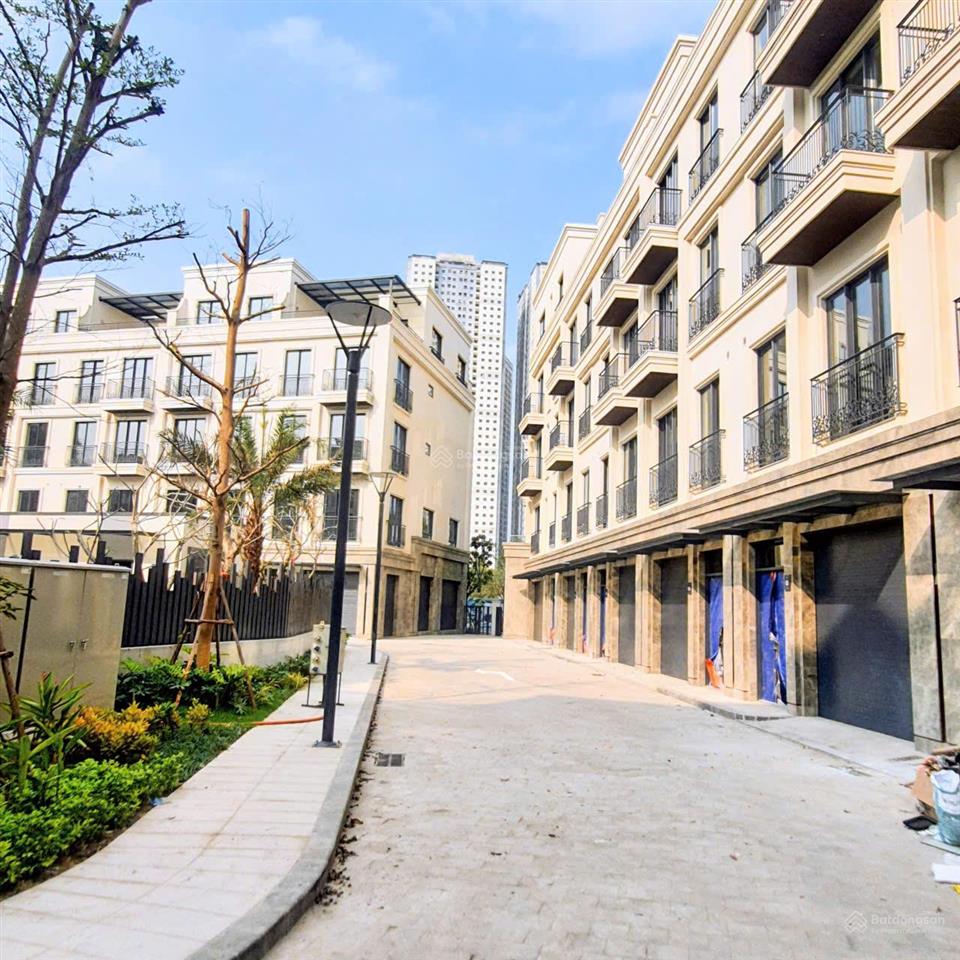 Bán gấp căn sát góc, 500m2 sàn, đường đôi 30m + 10m. diện tích 120m2*5 tầng, vị trí trung tâm kđt
