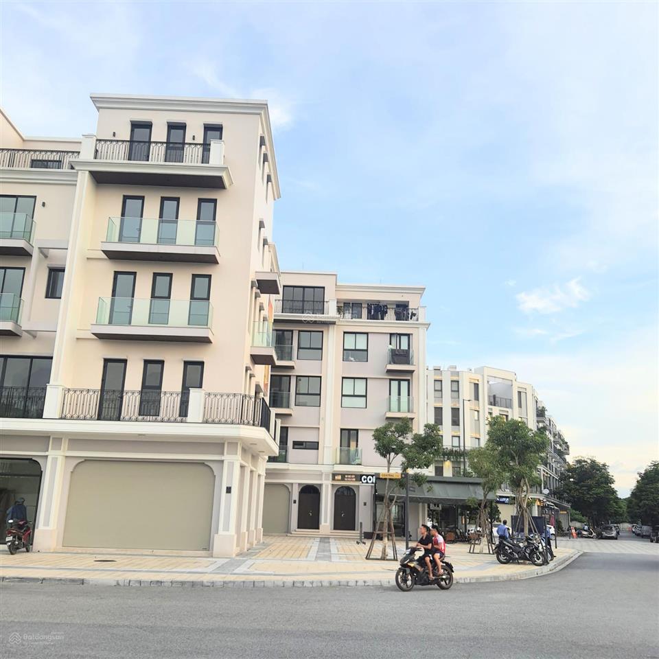 42 tỷ, đường đôi 30m, đường sau 13m. dt 99m2*5 tầng, mt 6.6m, vị trí trung tâm da the manor