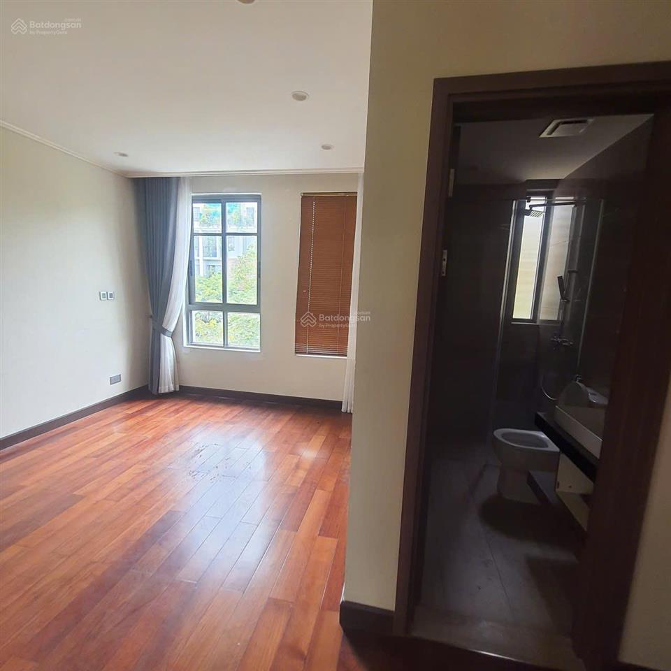 42 tỷ, đường đôi 30m, đường sau 13m. dt 99m2*5 tầng, mt 6.6m, vị trí trung tâm da the manor