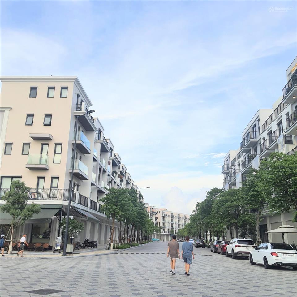 42 tỷ, đường đôi 30m, đường sau 13m. dt 99m2*5 tầng, mt 6.6m, vị trí trung tâm da the manor