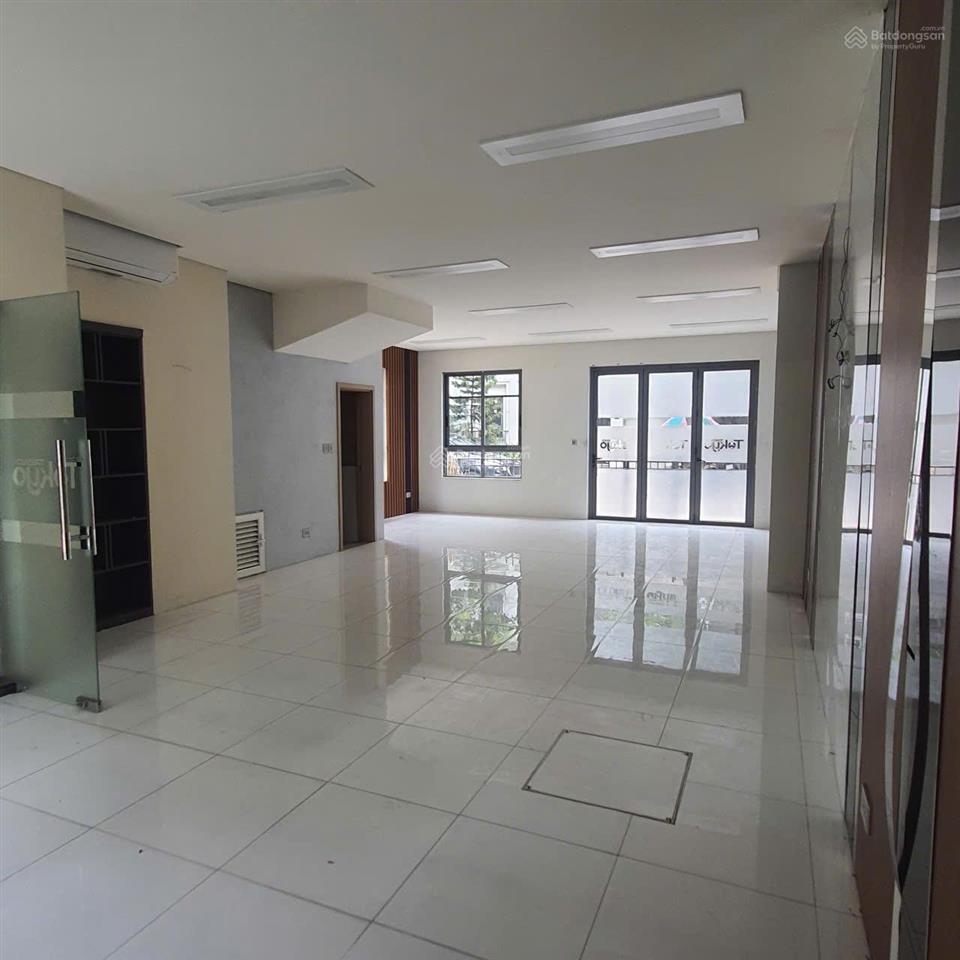 42 tỷ, đường đôi 30m, đường sau 13m. dt 99m2*5 tầng, mt 6.6m, vị trí trung tâm da the manor